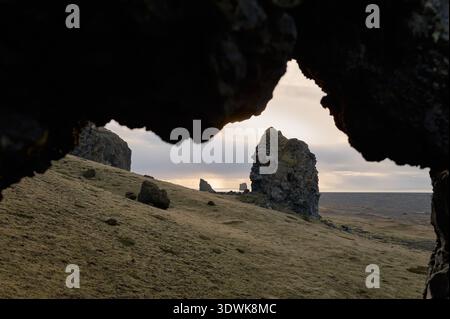 Blick durch den Felsbogen auf die Landschaft von Dyrhólaey Stockfoto
