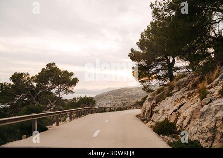 Sonnenuntergangslicht auf der MA-2210 Bergstraße, Halbinsel Formentor, Mallorca Stockfoto
