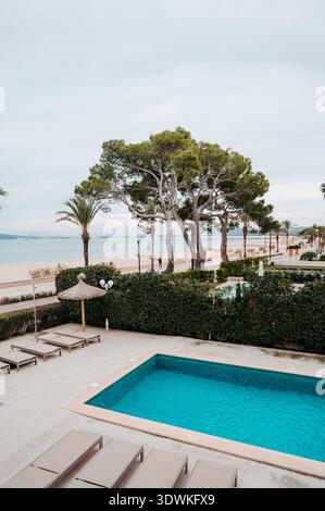 Hotelpool am Strand mit Blick auf den Strand von Port de Pollenca, Mallorca Stockfoto