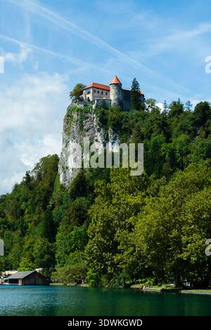 BLED, SLOWENIEN - 25. AUGUST 2025: Allgemeiner Blick auf die mittelalterliche Burg Bledski Grad auf einer steilen Kalksteinklippe mit Blick auf den Bleder See, su Stockfoto