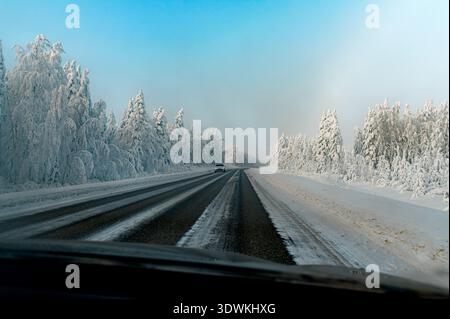 Ein Blick aus einem Auto auf einer vereisten Straße in Lappland, Finnland Stockfoto
