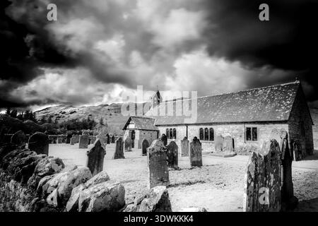 Katharinenkirche mit Fjells und dramatischem Himmel im Hintergrund Stockfoto