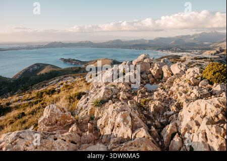 Bucht von Pollenca von Talaia d’Albercutx bei Sonnenaufgang, Mallorca Stockfoto