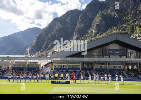 ANDORRA LA VELLA, ANDORRA - 15. OKTOBER 2022: Spieler in Aktion beim LaLiga Smartbank Spiel zwischen FC Andorra und Deportivo Alaves im Estadi NAC Stockfoto