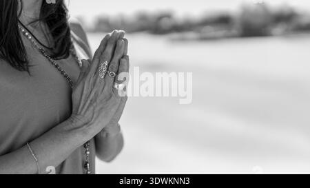 Eine heitere Frau übt Achtsamkeit mit Händen in Anjali Mudra Stockfoto