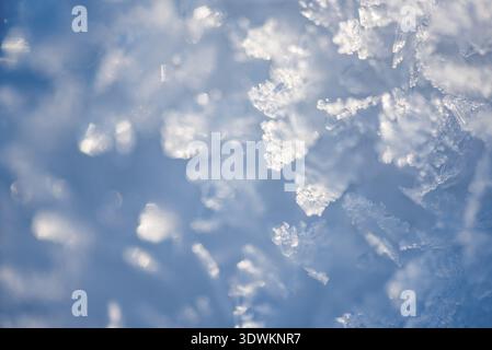 Kristalle der Schneedecke, Makro. Abstrakte Winter Hintergrund Stockfoto