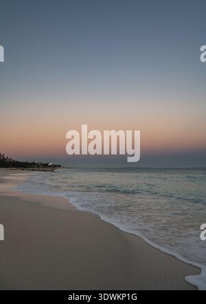 Wunderschöner Sandstrand und Meer in der Karibik bei Sonnenaufgang. Stockfoto