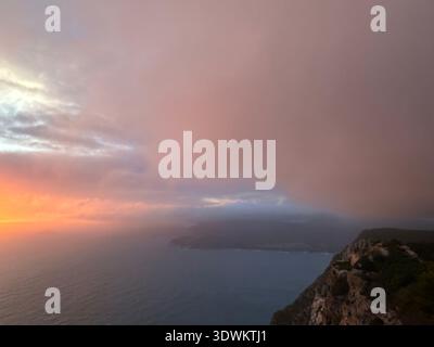 Bewölkter Sonnenuntergang auf den Klippen des Cap Canaille über dem Mittelmeer in der Nähe von La Ciotat, Provence-Alpes-Côte d'Azur, Frankreich, Oktober 2023 Stockfoto