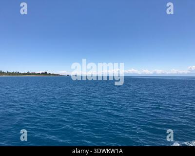 Ruhiger Blick auf den Issyk-Kul-See vom Boot aus, Kirgisistan, klares blaues Wasser Horizont Stockfoto