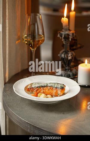 Lachs mit Kartoffeln in Beurre Blanc-Sauce Stockfoto
