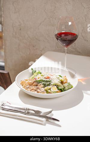 Caesar Salat mit gegrilltem Huhn und Wein Stockfoto