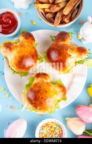 Leckere Sandwichburger in Form von Kaninchen-Hasen für Osterferien, Frühstück oder Mittagessen, leckere Sandwiches in Häschen Gesichter Brotbrötchen, mit Salat, Stockfoto