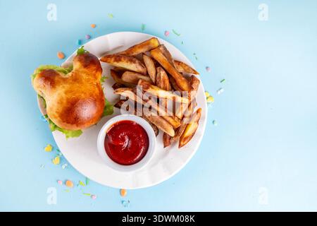 Leckere Sandwichburger in Form von Kaninchen-Hasen für Osterferien, Frühstück oder Mittagessen, leckere Sandwiches in Häschen Gesichter Brotbrötchen, mit Salat, Stockfoto