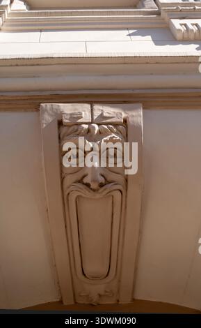 Dekorative Maskaronfigur an der Fassade eines Barockgebäudes aus dem 18. Jahrhundert. Begriff der plastischen architektonischen Ornamente, symbolische Beschützer Stockfoto