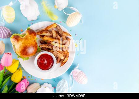 Leckere Sandwichburger in Form von Kaninchen-Hasen für Osterferien, Frühstück oder Mittagessen, leckere Sandwiches in Häschen Gesichter Brotbrötchen, mit Salat, Stockfoto