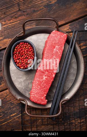 Hochwertiges marmoriertes Wagyu-Rindersteak, bereit, in ein Gourmet-Meisterwerk verwandelt zu werden. Eine köstliche Wahl für jeden Fleischliebhaber. Holzrücken Stockfoto