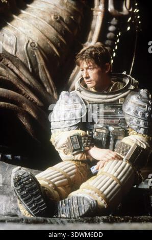 Alien ist ein Science-Fiction-Horrorfilm von Ridley Scott aus dem Jahr 1979, der von Dan O’Bannon und Ronald Shusett geschrieben wurde. Es folgt einer kommerziellen Raumschiff-Besatzung, die ein verfallenes Raumschiff untersucht und von einer tödlichen außerirdischen Kreatur gejagt wird. Die Hauptrollen sind Tom Skerritt, Sigourney Weaver, Veronica Cartwright, Harry Dean Stanton, John Hurt, Ian Holm und Yaphet Kotto. Stockfoto
