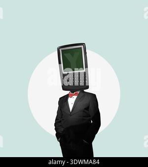 Kunstcollage, Computer, alter Handybildschirm auf dem Mann, künstliche Intelligenz. Stockfoto