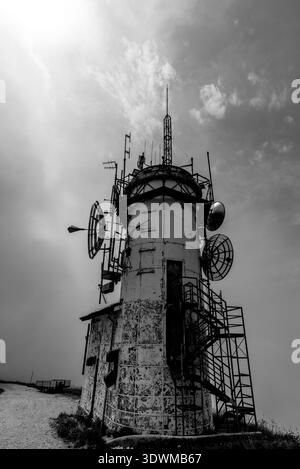 turm mit Antennen für die Kommunikation in den Bergen über dem Lago Treviso Veneto Italien Stockfoto