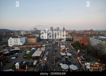Blick vom Gefängnisturm nach Norden über den weihnachtsmarkt auf dem Targ weglowy Kohlemarkt in der Altstadt von danzig polen Stockfoto
