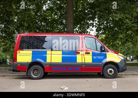 Der Polizeiwagen parkte auf einer Straße. London, UK, 10. August 2024 Stockfoto