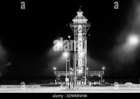 Bicentennial Tower, beleuchtet bei Nacht an der Uferpromenade von Erie, Pennsylvania, USA, Schwarzweiß-Fotografie Stockfoto