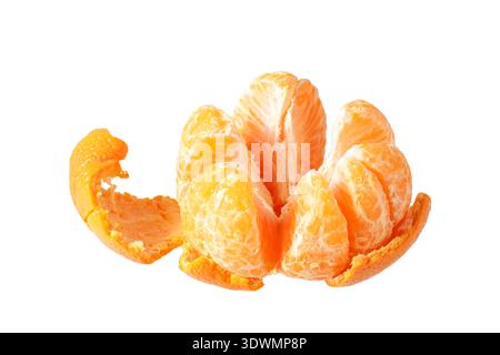 Geschälte frische Mandarinenfrucht isoliert auf weißem Hintergrund. Zitrusfrucht als Quelle für natürliches Vitamin C. Stockfoto
