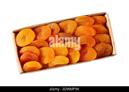 Verpackung getrockneter organischer Aprikosen isoliert auf weißem Hintergrund. Draufsicht mit Kopierbereich Stockfoto