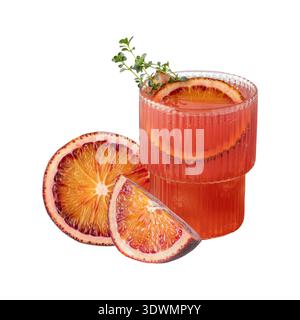 Erfrischendes kaltes Getränk von Blutorange in Glas dekorierte Fruchtscheibe, Thymianblätter, Eiswürfel isoliert auf weißem Hintergrund. Süße Limonade, Cocktail o Stockfoto
