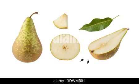 Frische ganze und in Scheiben geschnittene Birnenkonferenz mit Samen und Blatt isoliert auf weißem Hintergrund. Obstsammlung. Stockfoto