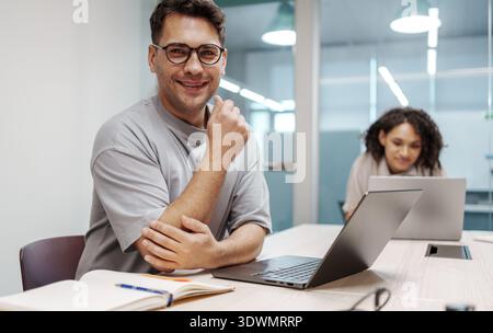 Professionelles Gespräch Findet Im Büro Statt. Person, Die Ein Digitales Interview Als Frau Führt, Notiert Details Stockfoto