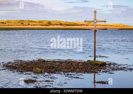 Das Binion Cross steht bei Ebbe in der Tullagh Bay, Inishowen Peninsula, County Donegal, Irland. Stockfoto