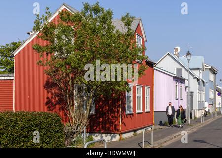 Island, Hauptstadtregion, Reykjavik, Rotes Haus in der Stadt Stockfoto