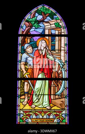 Frankreich, Maas, Montfaucon d’Argonne, Kirche St. Laurent 1929 erbaut, Buntglasfenster 1931 von der Werkstatt Charles Lorin aus Chartres, die das Martyrium der hl. Katharina von Alexandria darstellt Stockfoto