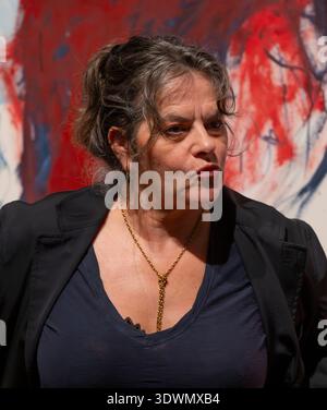 Tate Modern, London, Großbritannien. Februar 2026. Tracey Emin: A Second Life, Ausstellung läuft vom 27. Februar bis 31. August 2026. Tracey Emin posiert während des Pressefotoaufrufs auf ihrer bisher größten Ausstellung. Stockfoto