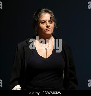 Tate Modern, London, Großbritannien. Februar 2026. Tracey Emin: A Second Life, Ausstellung läuft vom 27. Februar bis 31. August 2026. Tracey Emin posiert während des Pressefotoaufrufs auf ihrer bisher größten Ausstellung. Stockfoto