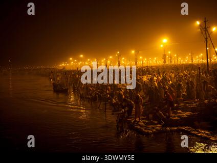 Indien, Pilger, Die In Ganges Baden, Maha Kumbh Mela, Allahabad Stockfoto