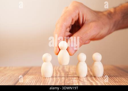 Holzfiguren stehen auf einem Holztisch. Geschäftskonzept. Stockfoto