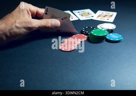 Pokerchips und Karten auf schwarzem Hintergrund, Nahaufnahme Stockfoto