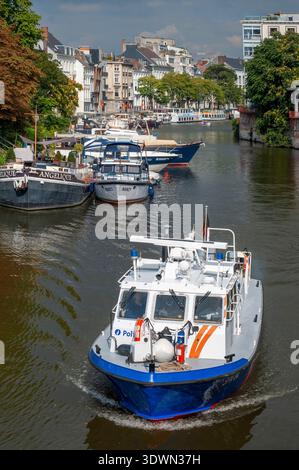 Belgien, Flandern, Gent, Polizeiboot auf einem Boot im historischen Zentrum von Gent, Flandern (Belgien), in der Nähe der Kais Graslei und Korenlei und des Flusses Lys Stockfoto