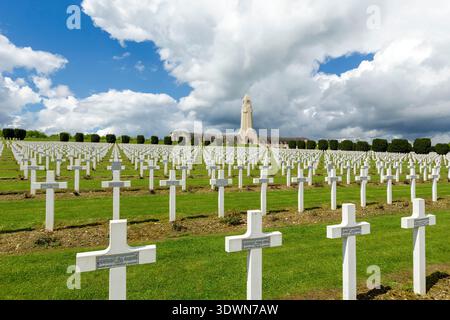 Frankreich, Maas, Douaumont-vaux, Schlacht von Verdun, Douaumont Ossarium, erbaut nach den Plänen der Architekten Léon Azéma, Max Edrei und Jacques Hardy zwischen 1920 und 1932 zum Gedenken an die französischen Soldaten, die in der Schlacht von Verdun 1916 starben Stockfoto