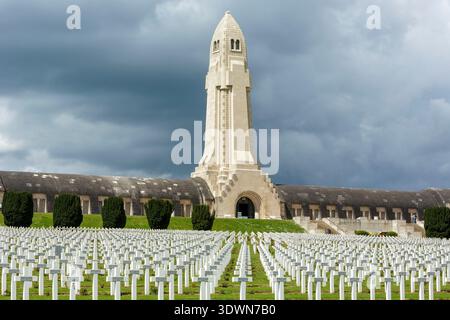 Frankreich, Maas, Douaumont-vaux, Schlacht von Verdun, Douaumont Ossarium, erbaut nach den Plänen der Architekten Léon Azéma, Max Edrei und Jacques Hardy zwischen 1920 und 1932 zum Gedenken an die französischen Soldaten, die in der Schlacht von Verdun 1916 starben Stockfoto