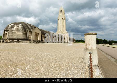 Frankreich, Maas, Douaumont-vaux, Schlacht von Verdun, Douaumont Ossarium, erbaut nach den Plänen der Architekten Léon Azéma, Max Edrei und Jacques Hardy zwischen 1920 und 1932 zum Gedenken an die französischen Soldaten, die in der Schlacht von Verdun 1916 starben Stockfoto
