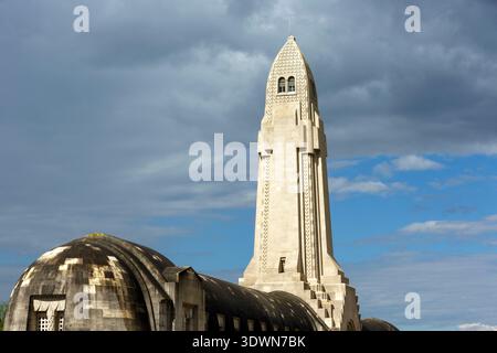Frankreich, Maas, Douaumont-vaux, Schlacht von Verdun, Douaumont Ossarium, erbaut nach den Plänen der Architekten Léon Azéma, Max Edrei und Jacques Hardy zwischen 1920 und 1932 zum Gedenken an die französischen Soldaten, die in der Schlacht von Verdun 1916 starben Stockfoto