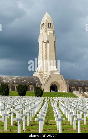 Frankreich, Maas, Douaumont-vaux, Schlacht von Verdun, Douaumont Ossarium, erbaut nach den Plänen der Architekten Léon Azéma, Max Edrei und Jacques Hardy zwischen 1920 und 1932 zum Gedenken an die französischen Soldaten, die in der Schlacht von Verdun 1916 starben Stockfoto