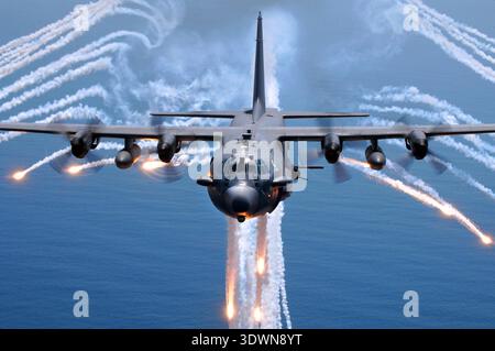 Ein AC-130H-Kanonenschiff der 16th Special Operations Squadron aus Hurlburt Field Florida wirft im August 2007 helle Defensivflaggen über den Ozean. Die Glühlampen werden als Infrarot-Gegenmaßnahme während des Ausstiegstrainings mit mehreren Kanonen freigesetzt, wodurch lange weiße Rauchspuren am Himmel entstehen. Stockfoto