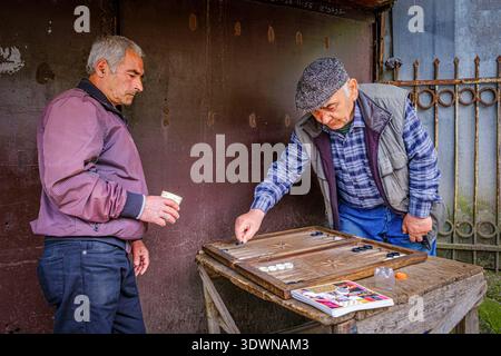 Georgia, Chiatura, zwei Männer spielen Backgammon Stockfoto
