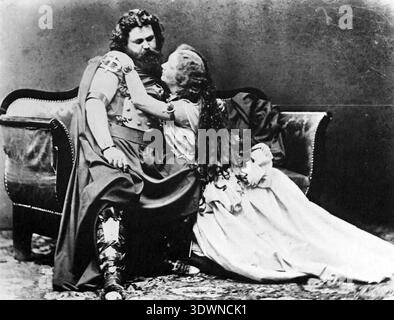 Diese eindrucksvolle Fotografie aus dem Jahr 1865 zeigt die Opernsänger Ludwig Schnorr von Carolsfeld und Malwine Schnorr von Carolsfeld als Tristan und Isolde. Das Bild, das wahrscheinlich von Joseph Albert aufgenommen wurde, zeigt eine ergreifende Szene aus Richard Wagners Oper, die die dramatische Intensität der Bühnenproduktionen dieser Epoche in einem Studio-Setting zeigt. Stockfoto