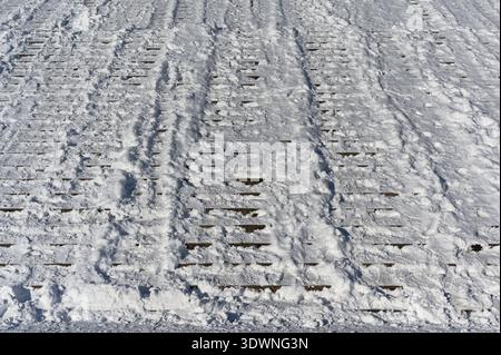 Nahaufnahme der schneebedeckten Treppen am Senatsplatz in Helsinki, Finnland, mit strukturierten Stufen, die teilweise abgeräumt und mit Fußabdrücken und W Stockfoto