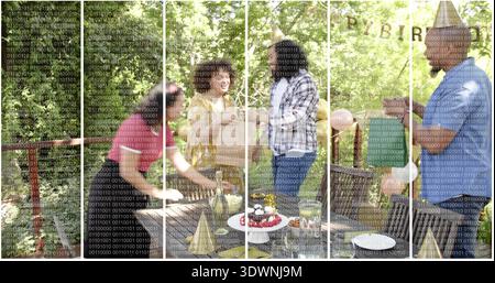 Geschenke halten, Erwachsene tragen Partykleidung, feiern im Garten mit Kuchen, Ballons, Binärpaneelen Stockfoto